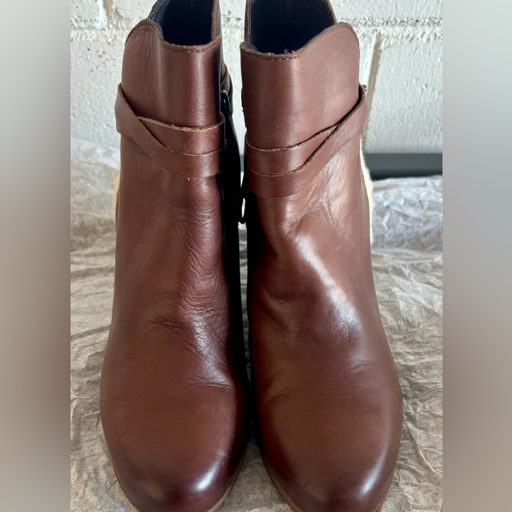 IUGG Brown Leather Ankle Boots